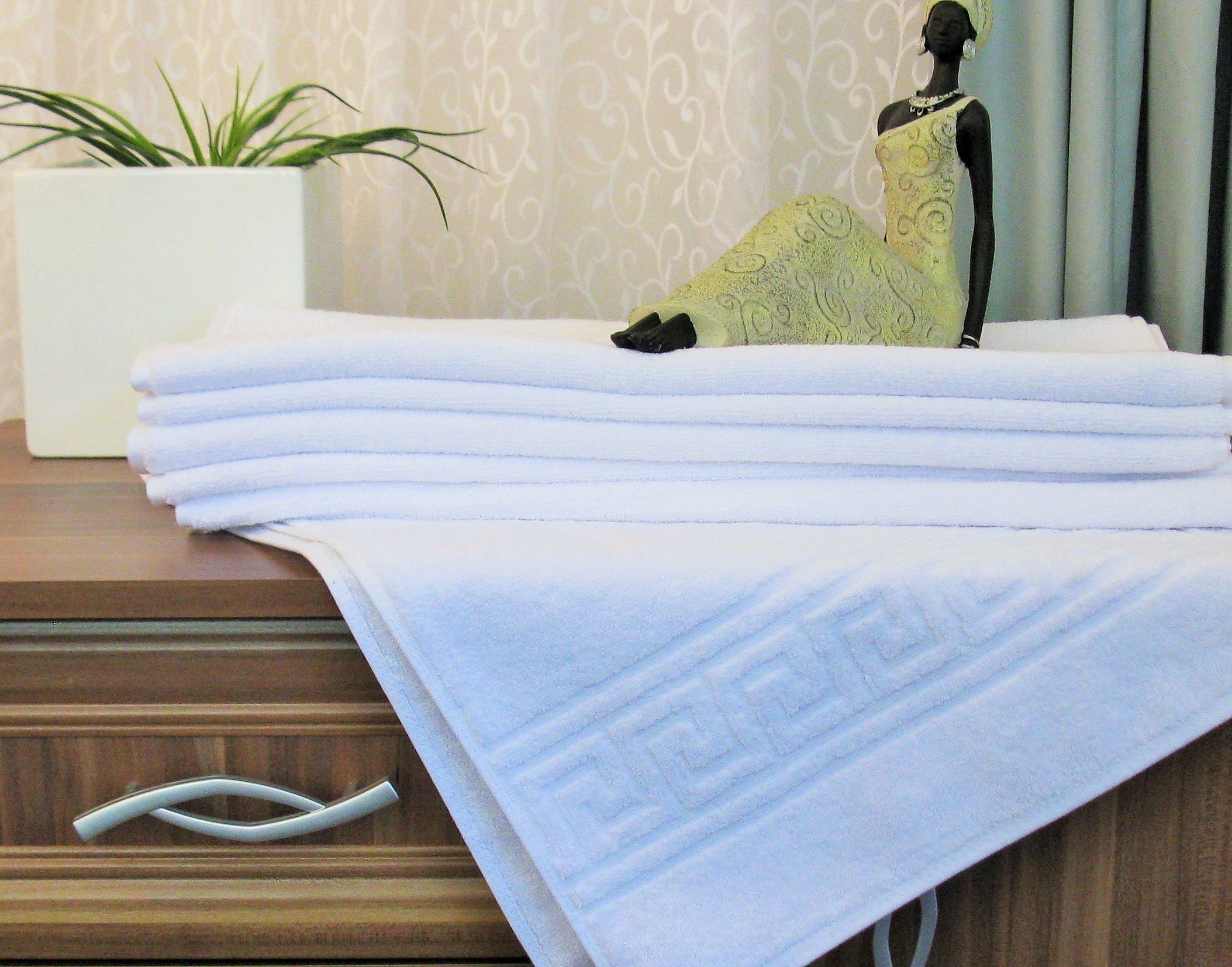 Hotelové ručníky - osušky - předložky - pantofle - župany